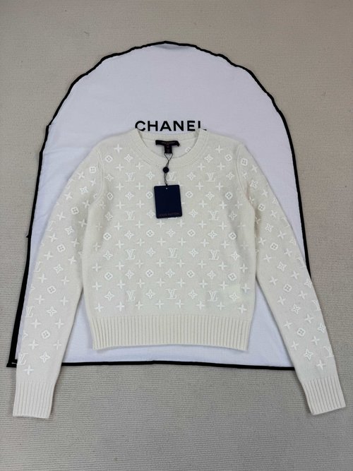 Louis Vuitton Detailed Photos of Sophisticated Outerwear