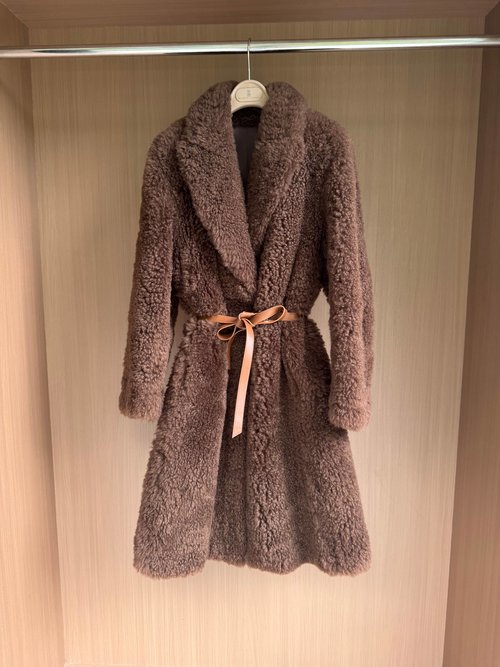 Brunello Cucinelli Luxurious Italian Goat Cashmere Fur: Soft, Warm and Exclusive