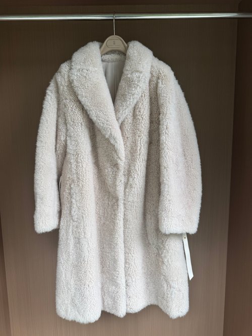 Brunello Cucinelli Luxurious Italian Goat Cashmere Fur: Soft, Warm and Exclusive