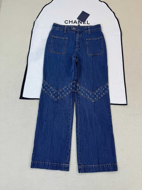 Louis Vuitton Fashionable Jeans with Meticulous Details