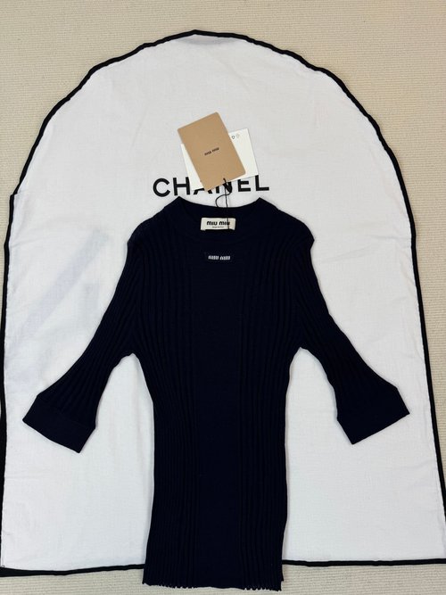 Miu Miu Attractive Detail Shots of Short-sleeved Tops