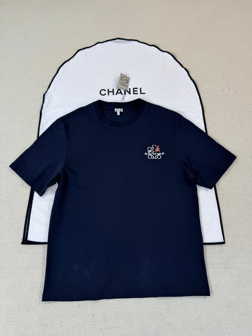 Loewe Cool short-sleeve with simple yet stylish look: Detailed