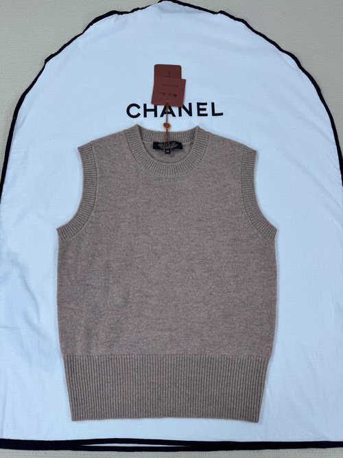 Loro Piana Detailed pictures of comfortable simple vest