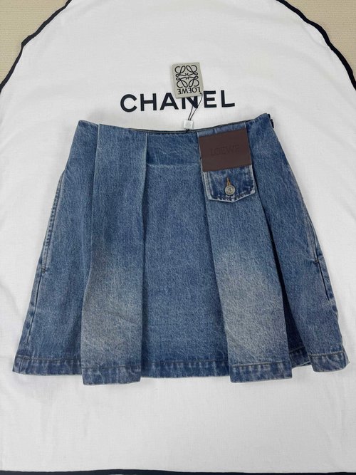 Loewe Detailed Pictures of Finely Detailed Half-Skirt