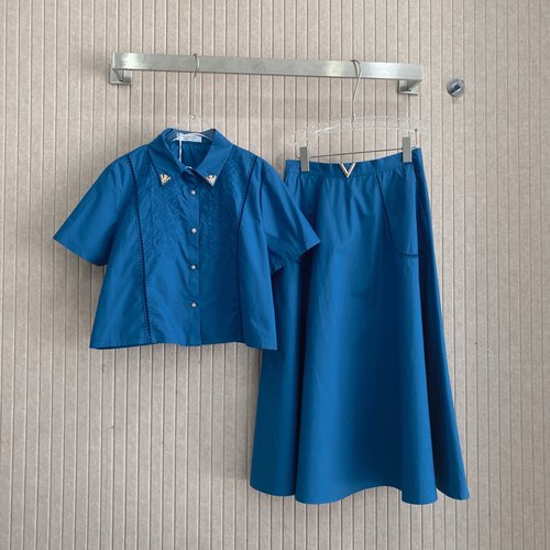 Valentino Gold-buckle V-cut Hollowed-out Suit, Exquisite and Elegant