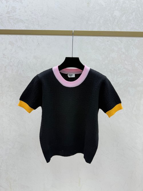 Fendi Contrasting Floral Letter Round - Neck Short - Sleeve Knit in White, Black