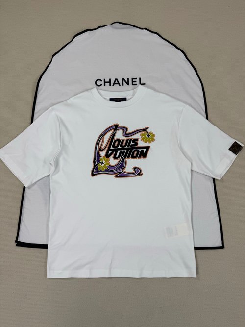 Louis Vuitton Stylish Short Sleeve with Detailed Design