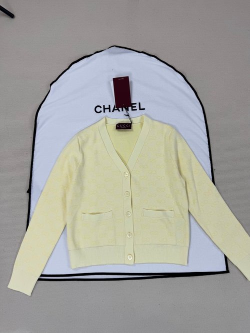 Gucci Stylish Knit Cardigan with Unique Elements