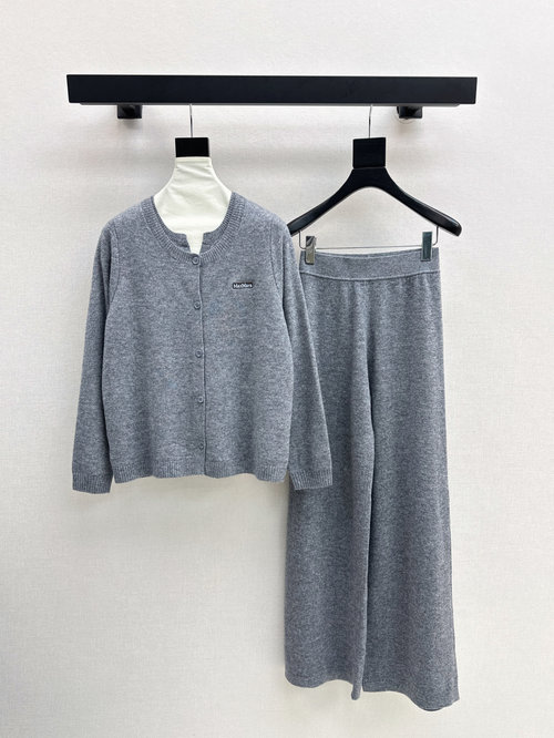Max Mara Max Series Knit Set, Elegant and Suitable for All Occasions