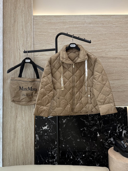 Max Mara Diamond Pattern White Goose Down Short Zippered Down Jacket with Webbing