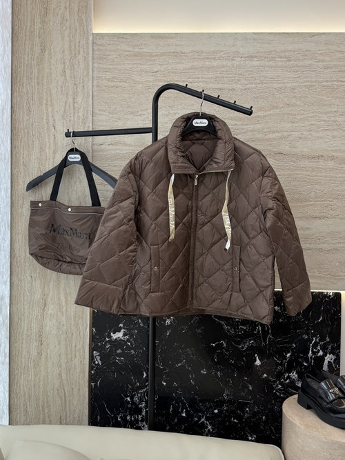 Max Mara Diamond Pattern White Goose Down Short Zippered Down Jacket with Webbing