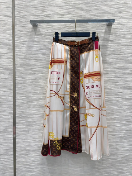 Louis Vuitton Double-sided Wearable Suit with Customized Hardware and Exquisite Details