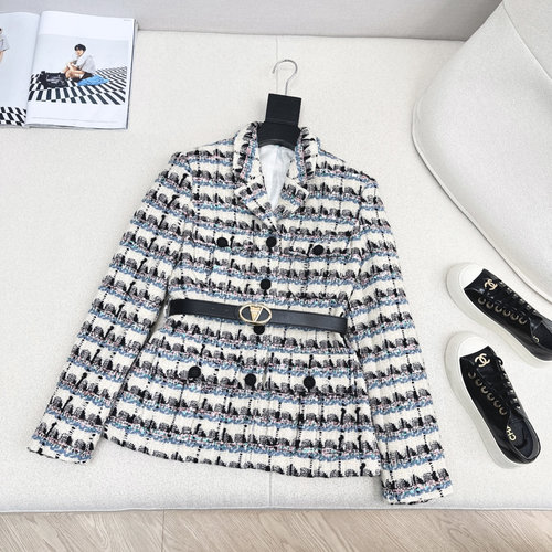 Valentino Exquisite Woven Coat with Beaded Pattern for a Slimming Appearance