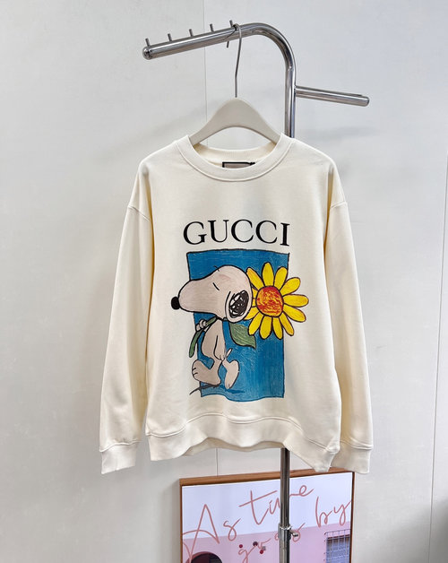 Gucci Cartoon Dog Print Crew Neck Sweatshirt with Loose Fit