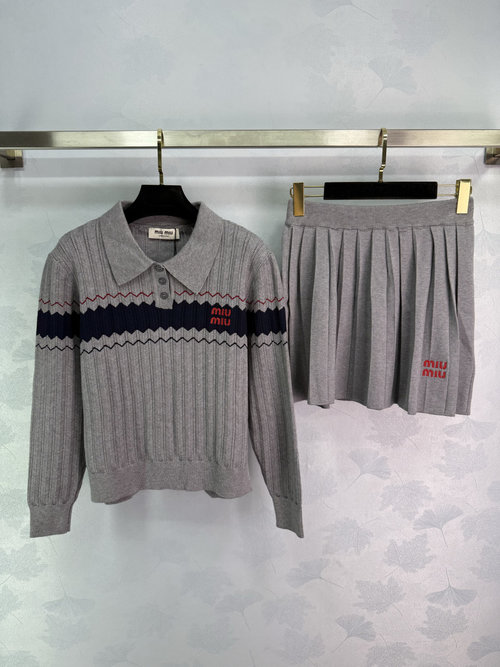 Miu Miu Customized Woolen Collared Long-Sleeve Pleated Skirt Suit with Hooked Logo