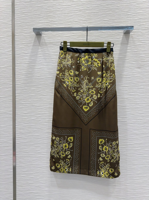 Gucci Luxurious Infiltrated Print Outfit with Fine Workmanship