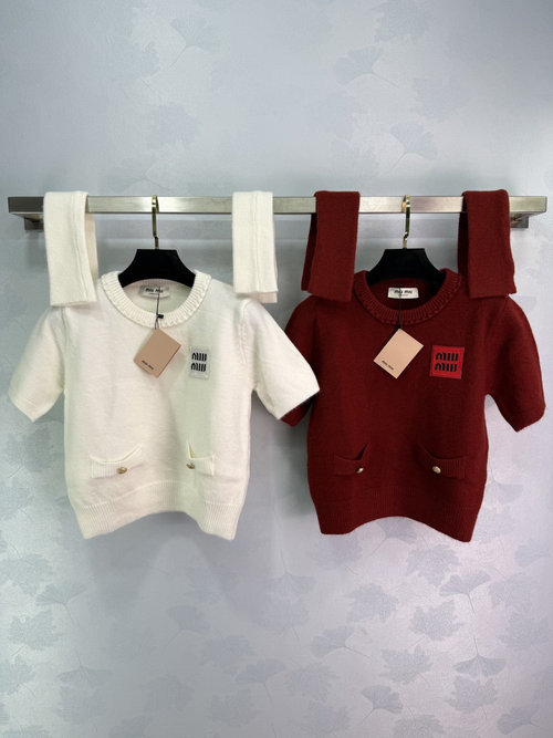 Miu Miu Sweet and Elegant Short-Sleeved Knit Top with Logo Embroidery and Pockets