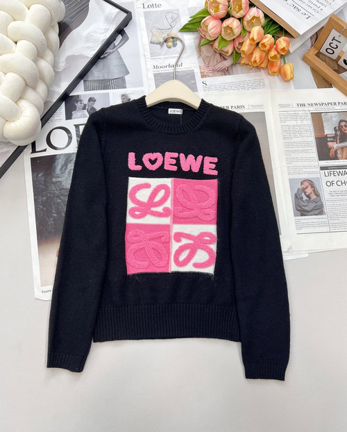 Loewe Pink Long-sleeved Knit Shirt with Big Logo, Charming and Slimming