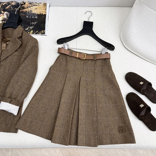 Miu Miu Miu Adorable Houndstooth Suit, Easy to Mix and Match