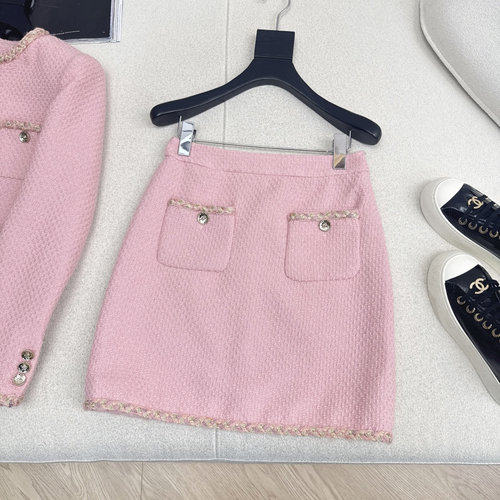 Chanel Elegant Tweed Suit with Four-pocket Blazer and High-waist Skirt