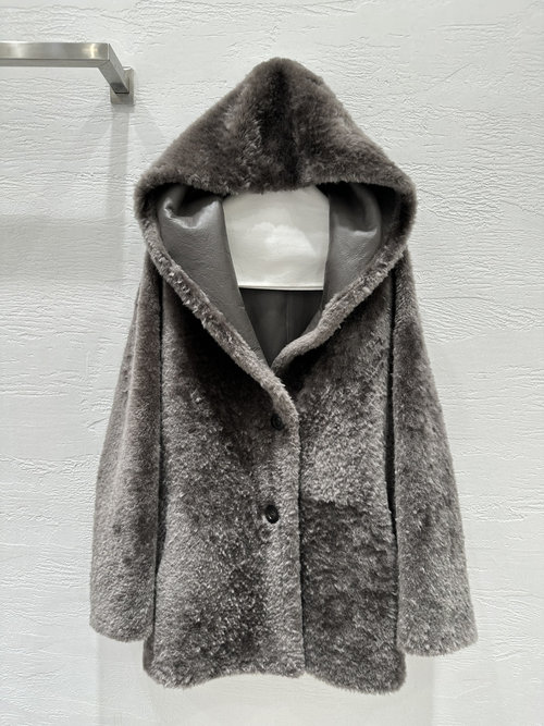 Max Mara Soft Imported Merino Fur Coat with a Versatile Double - wear Design