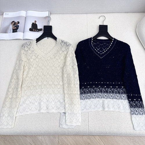 Chanel Gradient V-neck Sweater with Shiny Wool Yarn, Soft Texture and Sophisticated Appearance