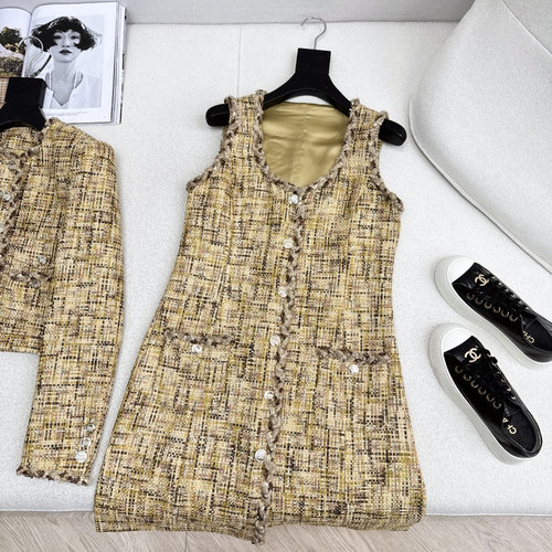 Chanel Elegant Sleeveless Knitted Dress with Pocket Decoration