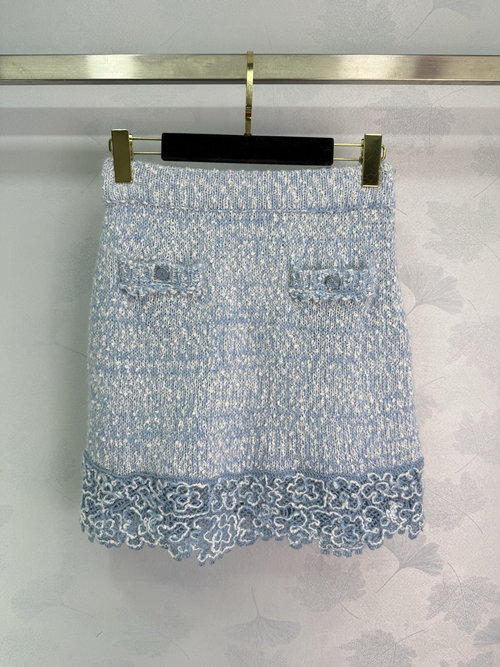 Chanel Elegant Lace-Trimmed Knit Skirt with Double-C Decorated Pockets