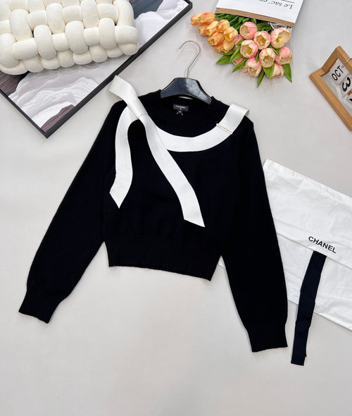 Chanel Bow-Detailed Knit Sweater with Contrast Trim and Relaxed Fit