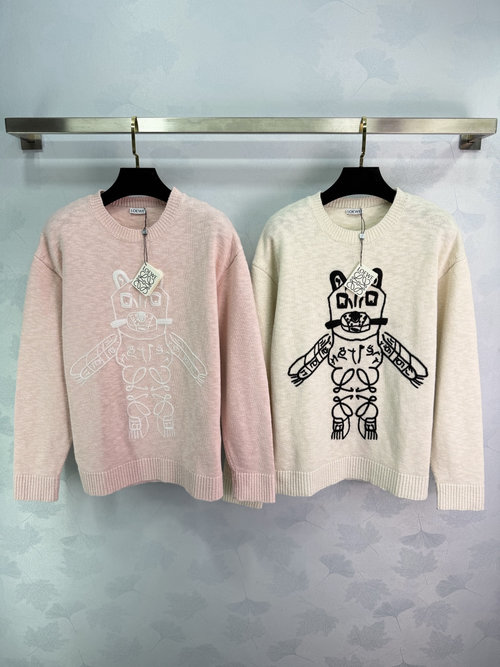 Loewe Cozy Knitwear Adorned with Cartoon Bear Motif in Soft Pink