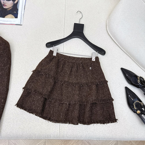 Chanel Elegant Tweed Suit with Fringe Skirt for a Sophisticated Look