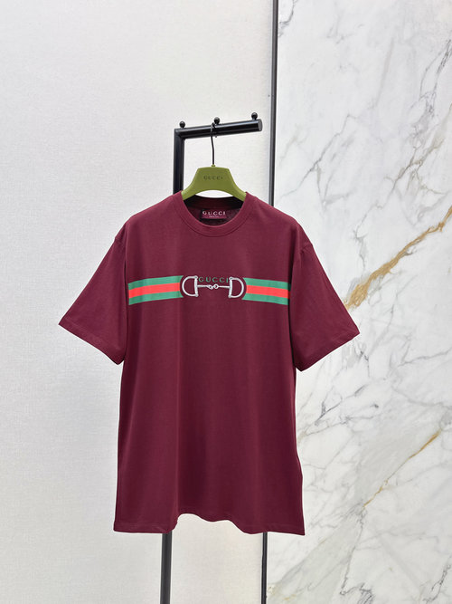 Gucci Wine Red Short-Sleeve T-Shirt with Horse Emblem, Comfortable and Adaptable