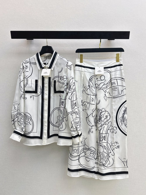 Hermes Ex Libris Printed Silk Shirt with Elegant Collar