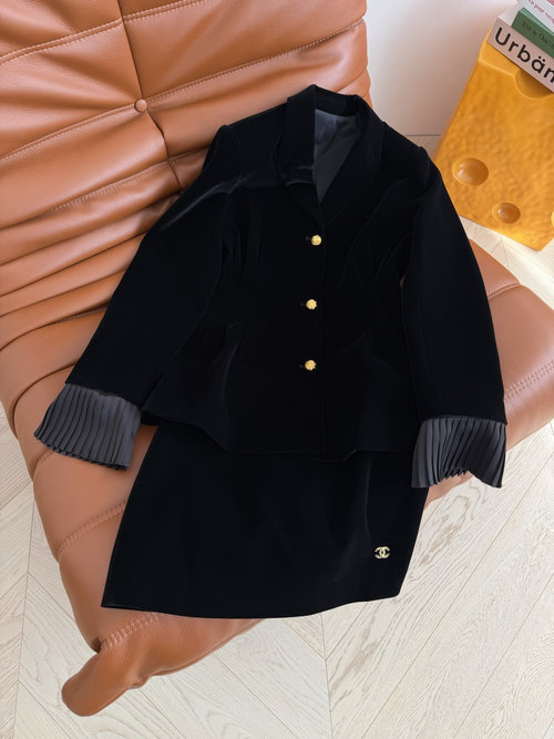 Chanel Double C Metal Decorated Velvet Suit with Detachable Cuffs for a Refined Style