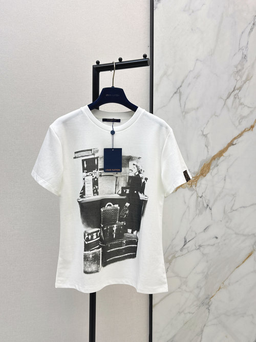 Louis Vuitton Printed Customized Cotton T-Shirt for Casual Look