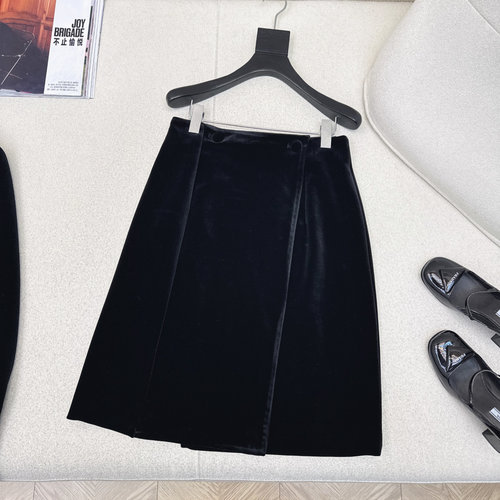 Prada Velveteen One-piece Half Skirt, Elegant and Leg-lengthening