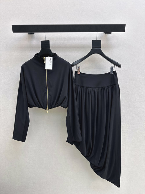 Alaia Exclusive Pleated Suit, Elegant for Any Occasion