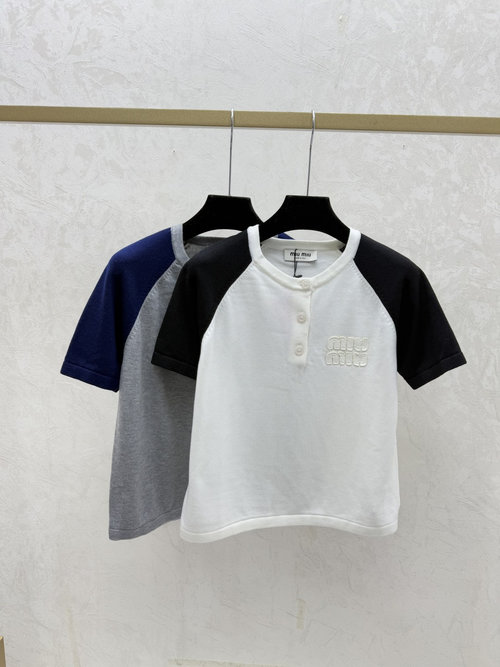 Miu Miu Contrast Color Simple Round Neck Knitted Short Sleeve in Gray & White