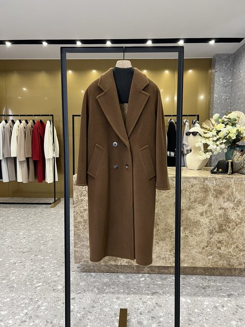 Max Mara Exquisite Tobacco-colored Gift Set with Fine Details