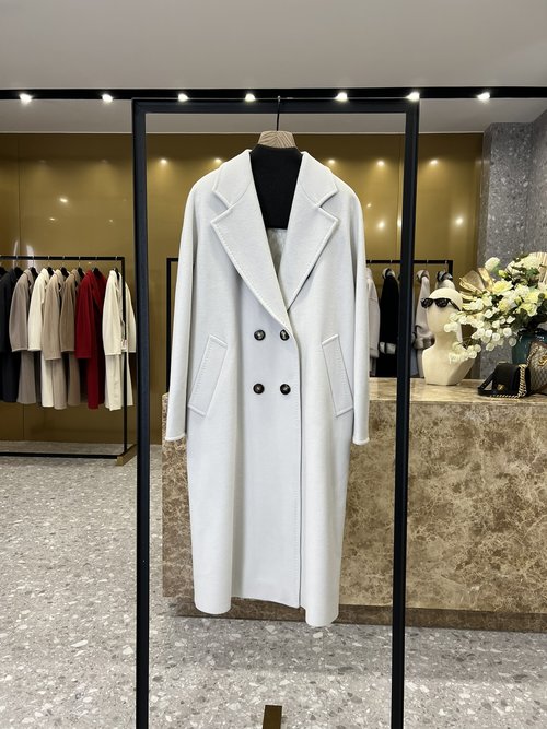 Max Mara Gift Set Coat with Exquisite Details and Premium Wool Blend