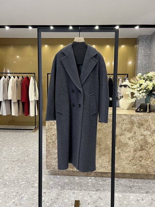 Max Mara Dark Gray Gift Set: Wool-Cashmere Coat with Fine Details