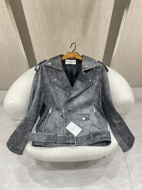 Balenciaga Exclusive Couple s Sheepskin Outerwear with Rubbed Snow Pattern