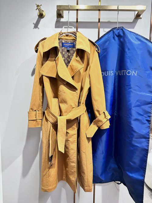 Louis Vuitton Celebrity-Inspired Single-Color Trench Coat