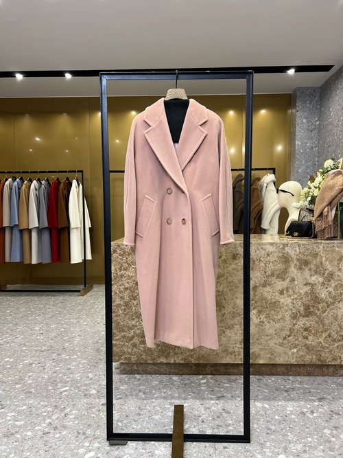 Max Mara Pink Gift Set: Wool-Cashmere Coat with Exquisite Details