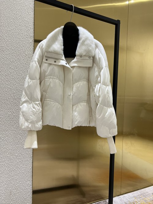 Max Mara Elegant Mink Collar and Wool - Accented Goose Down Coat