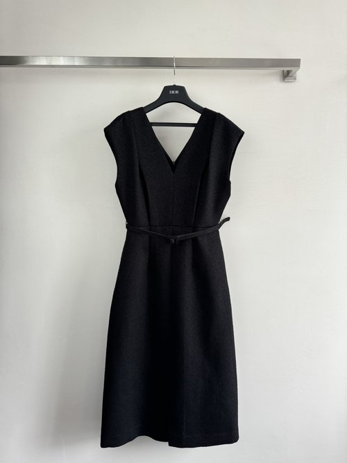 Dior V-Neck Dress with Waist Belt for an Elegant Appearance