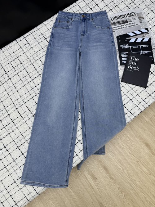 Miu Miu Versatile Lightweight Back-Logo Straight Jeans