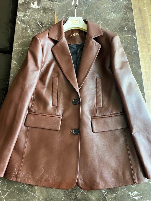 Loewe Exclusive Launch: Minimalist Leather Coat, Top-Grade Sheepskin, Embossed Logo, High-End and Versatile