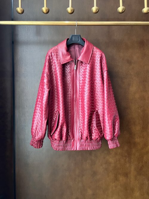 Bottega Veneta Sophisticated and Adaptable Knitted Jacket Made of Imported Sheepskin