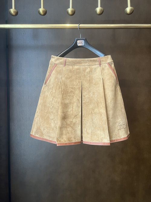 Miu Miu Versatile Vintage Suede Leather Skirt with a Refined Look